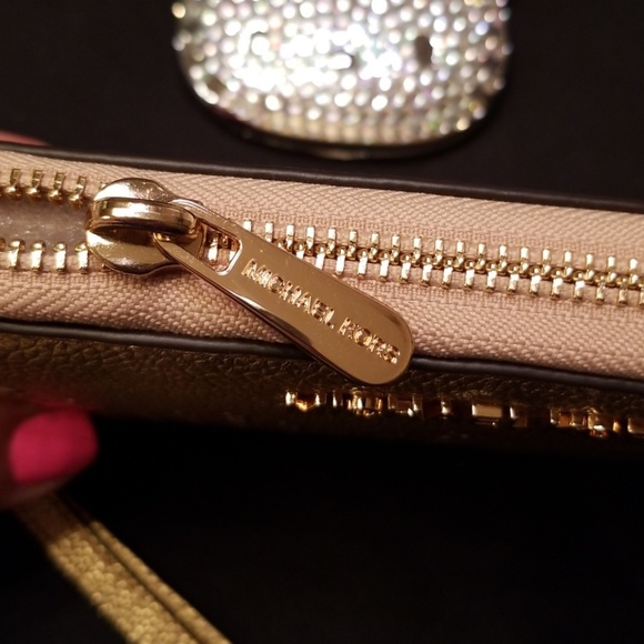 Michael Kors Hayes Multifunction Wristlet - Picture 2 of 8